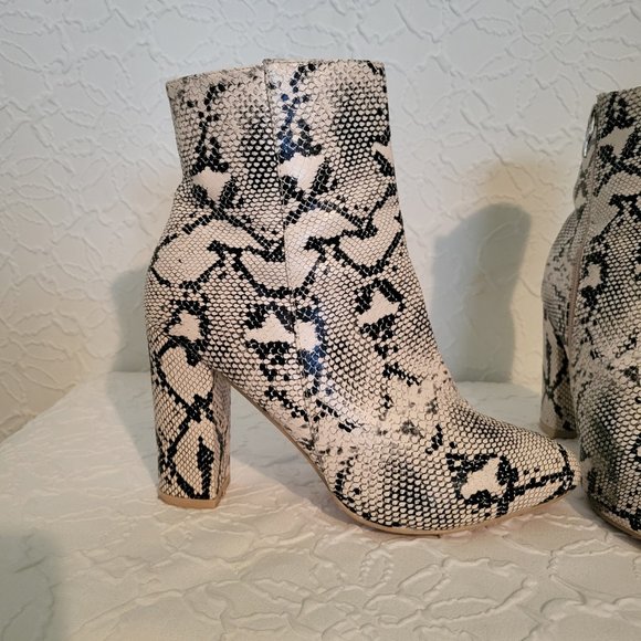 PrettyLittleThing Snake Print Ankle Boots - Picture 3 of 11